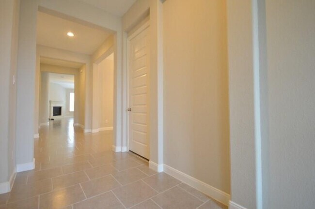 Building Photo - 2211 Hidden Meadow Ln
