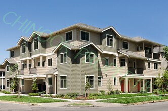 Building Photo - 585 E 14th Ave