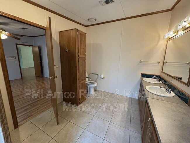 Building Photo - 616 Klickety Klak Ln