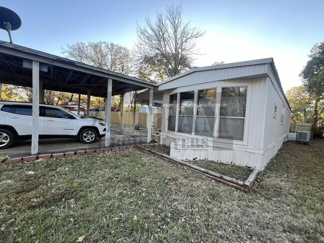 Building Photo - Spacious 2-bedroom, 1-bathroom home!