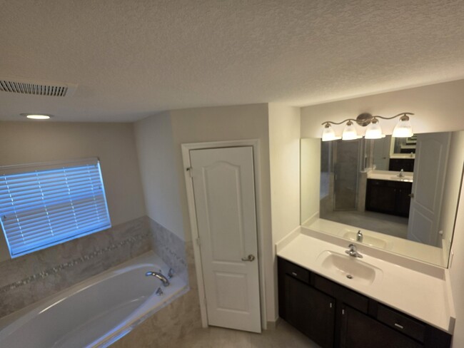 Building Photo - 5996 NW Baynard Dr