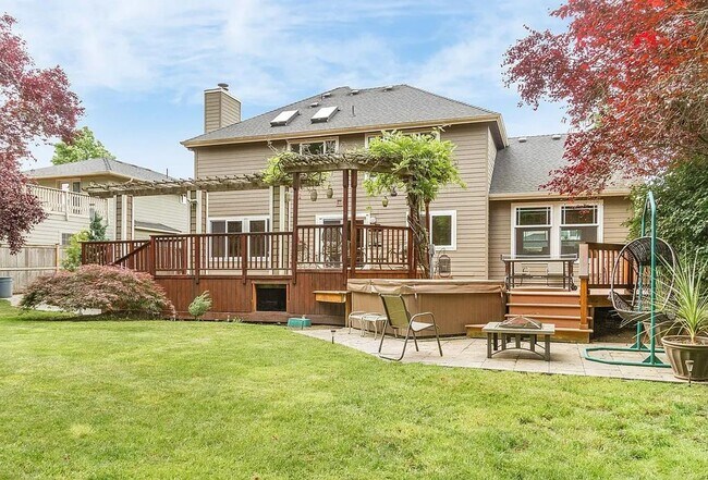 Building Photo - Spacious 5-Bedroom Home with Fenced Yard a...