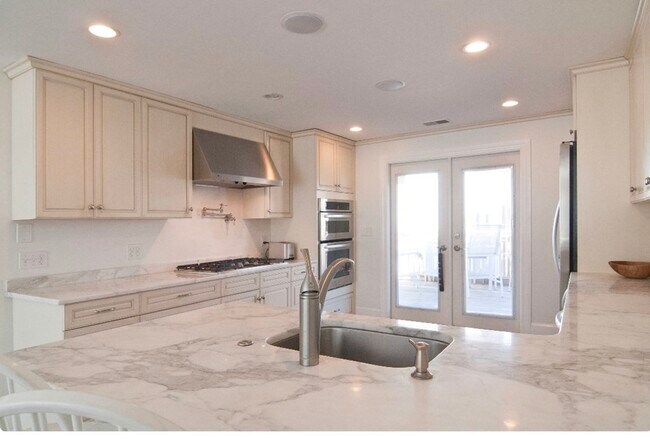 Primary Photo - 532 E 8th St