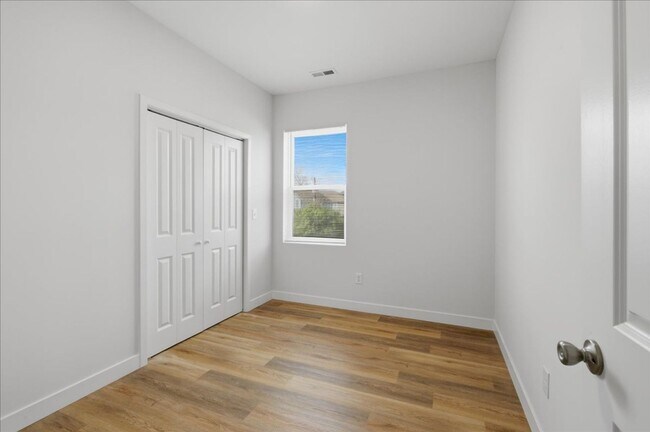 Building Photo - 44 E Parkview Ave