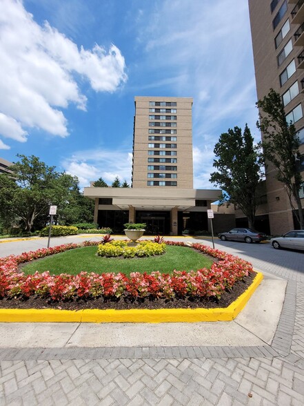 Front Entrance - 3709 S George Mason Dr