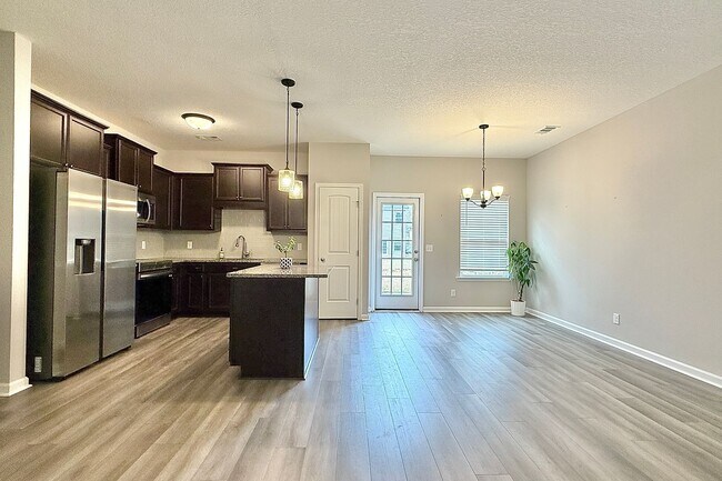 Building Photo - AVAILABLE NOW! (Pet Friendly)