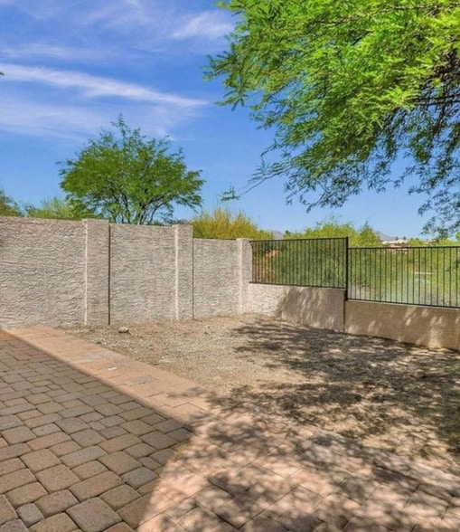 Building Photo - 16728 E Westby Dr