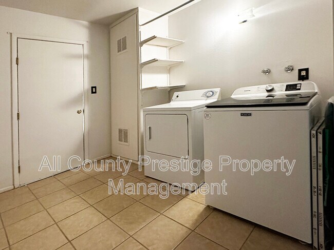 Building Photo - 3459 W Dailey St