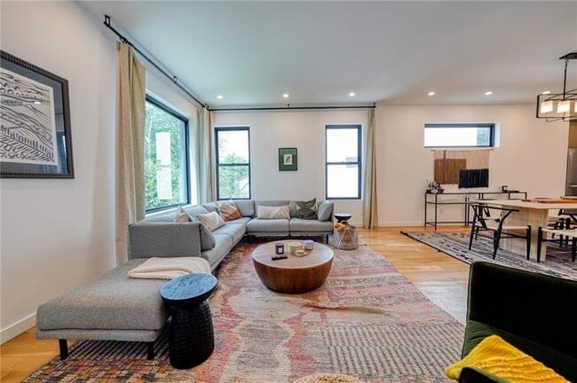 Building Photo - 829 Barnett St NE