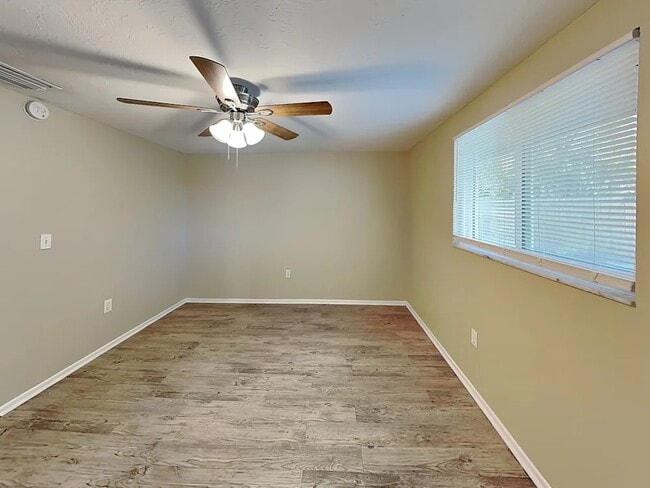 Building Photo - 2833 Linwood Dr