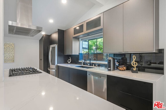 Building Photo - 20412 Oxnard St