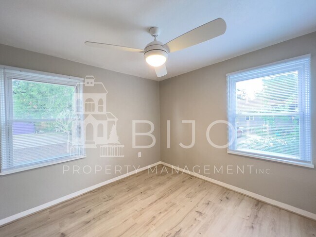 Building Photo - Located Close to Memorial Park!