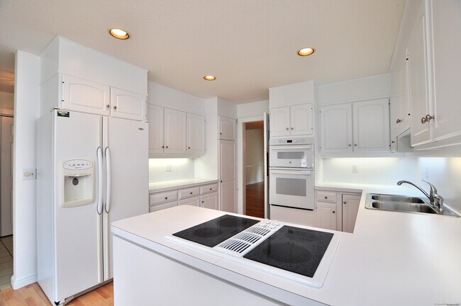 Building Photo - 8 Dickinson Ct