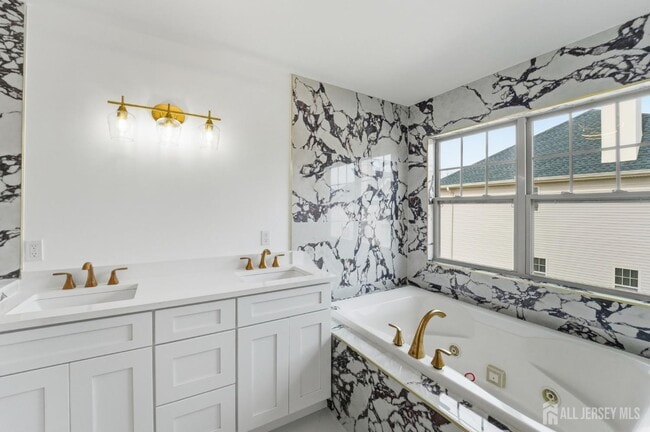 Building Photo - 704 Green Ln