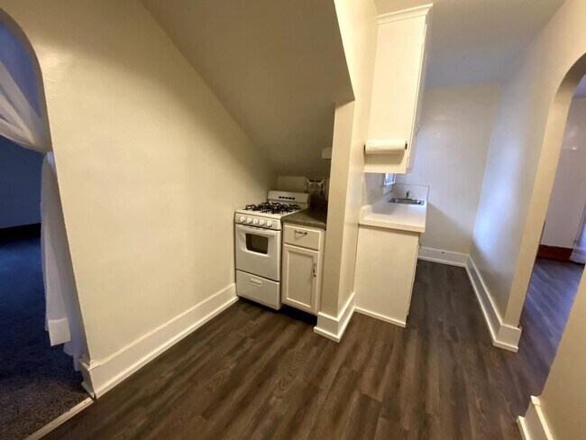 Building Photo - 701 3rd Avenue NE Independence Apt C