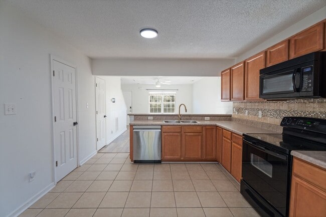 Building Photo - Move-In Ready Townhome Near Camp Lejeune