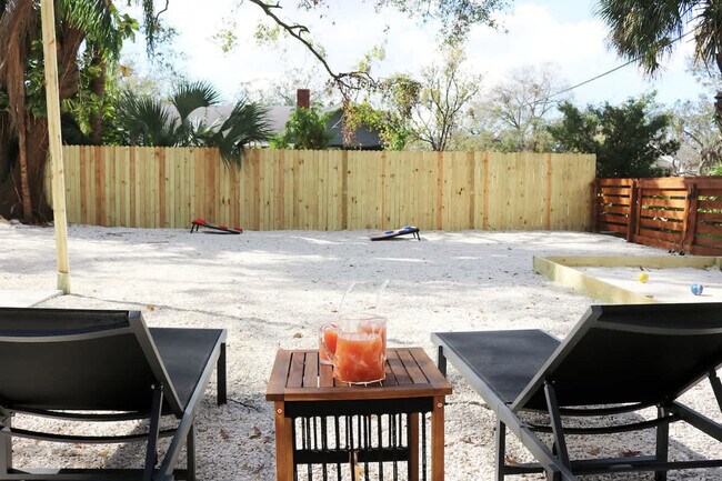 Building Photo - 102 W Emma St