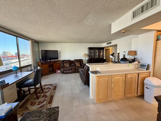 Building Photo - Gorgeous 2bedroom with amazing city views!