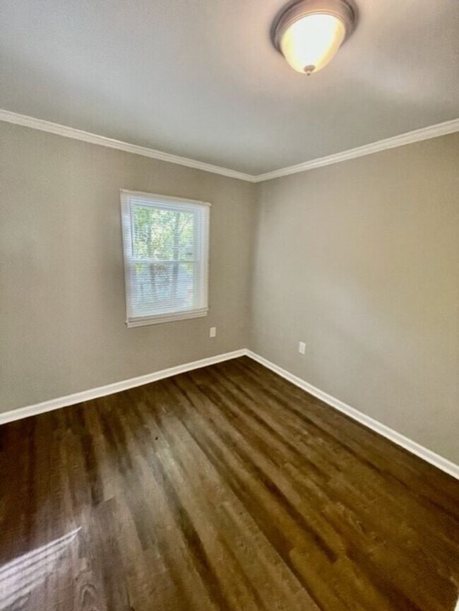 Building Photo - Don't miss out on this Adorable 2 bedroom ...