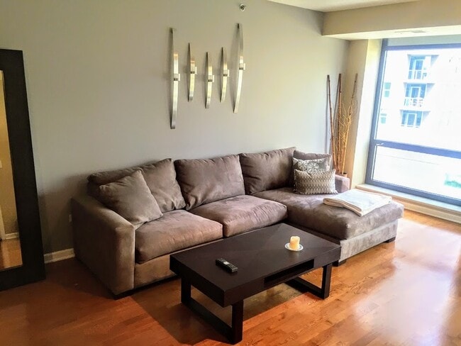 Building Photo - 1212 N Wells St