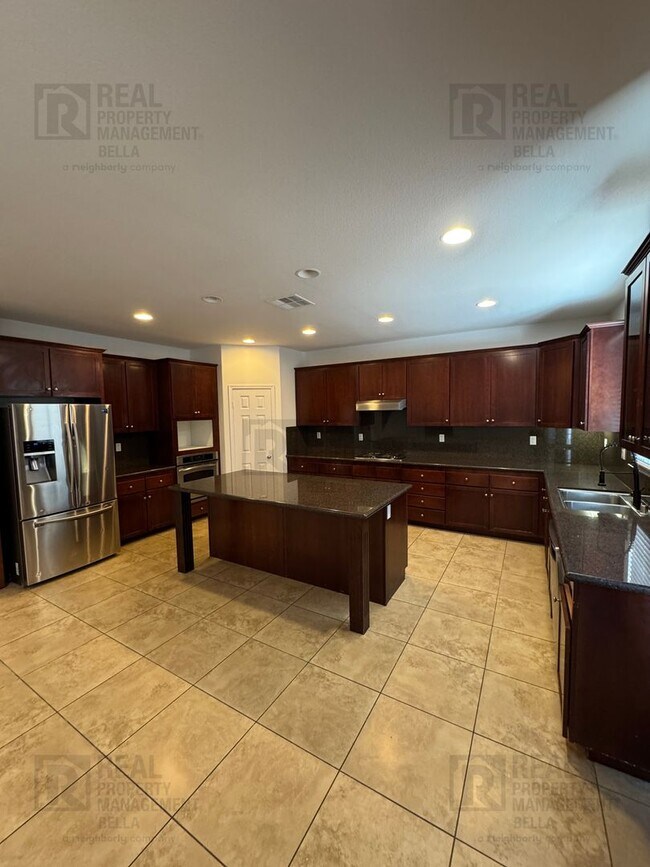 Building Photo - Huge Kitchen, Downstairs Bedroom, and More...