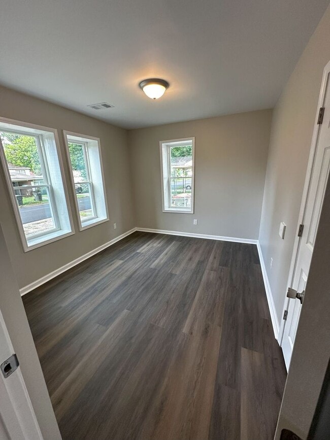 Building Photo - For Rent: Beautifully Renovated 2 Bed / 1 ...