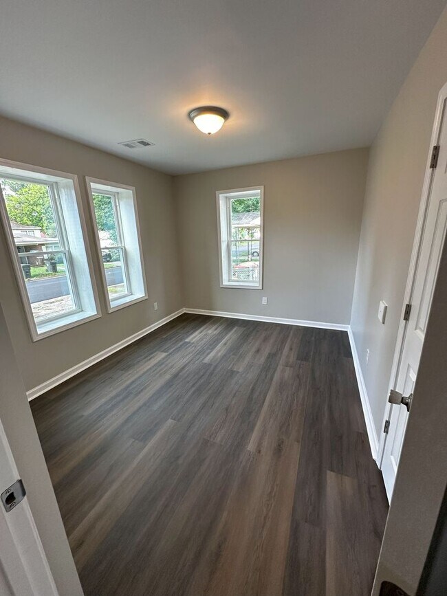 Building Photo - For Rent: Beautifully Renovated 2 Bed / 1 Bath Home – Modern Upgrades Throughout!