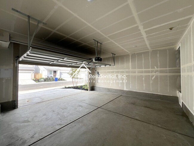 Building Photo - Newer Sacramento 4bd/2.5ba Home!