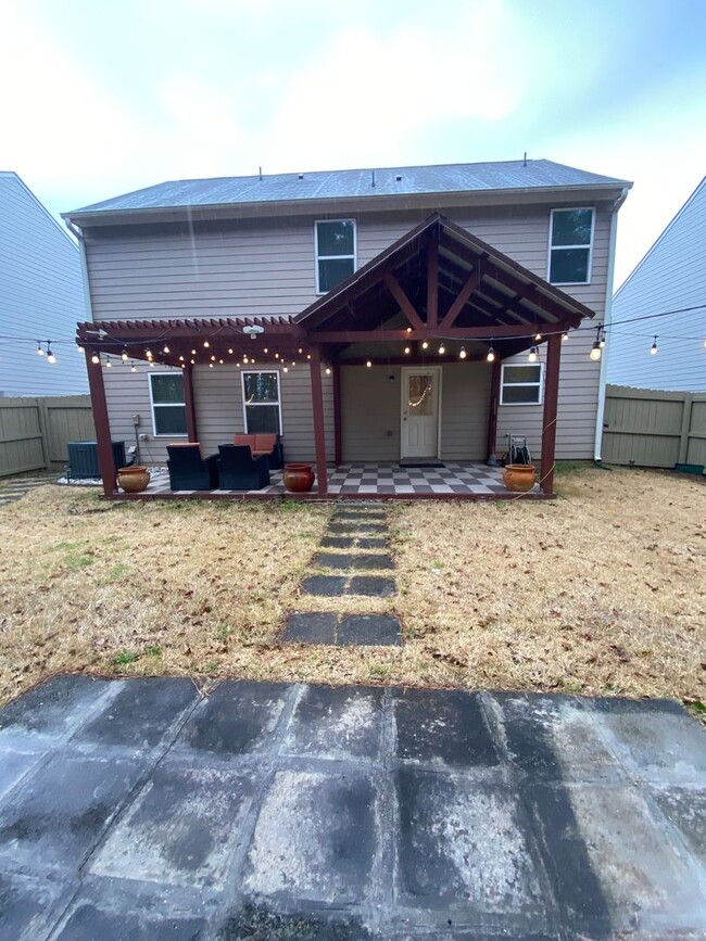 Building Photo - Charming 4 bedroom, 2.5 bathroom home with...