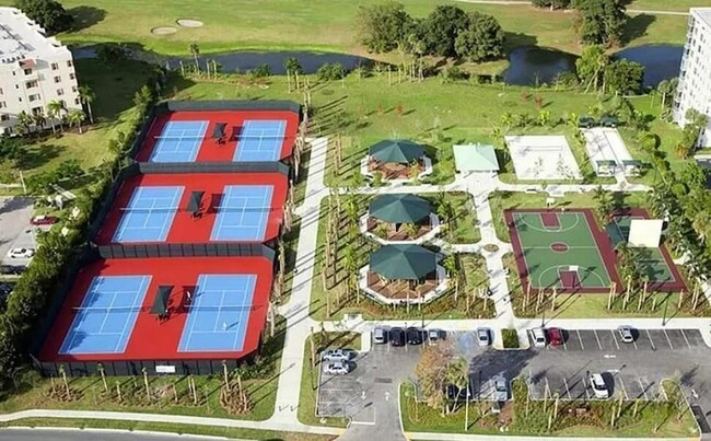 Building Photo - 2601 S Palm Aire Dr