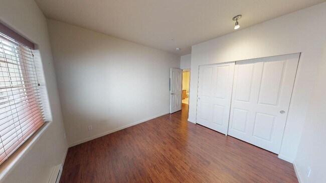 Building Photo - Condo w/ Garage. Close To St. Vincents Hospital, Freeways and Fast Commute To Portland