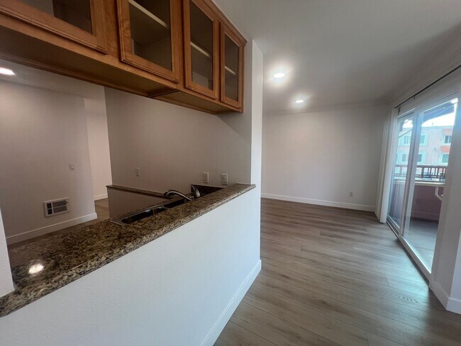 Building Photo - 1 Bedroom Condo in North Pacific Beach!