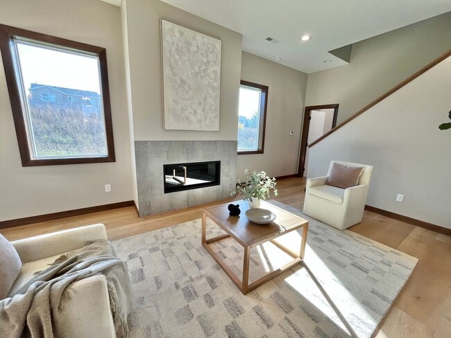 Building Photo - Stunning 5 Bed/2.5 Bath Townhome!