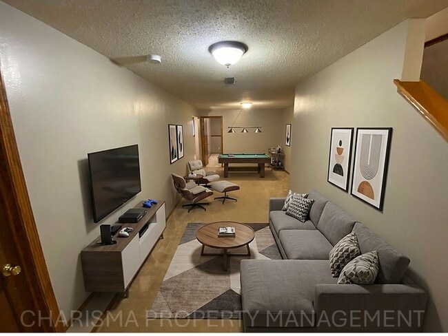 Building Photo - 4 BEDROOM, 2 BATH HOME IN EAST SIOUX FALLS! DOUBLE ATTACHED GARAGE! FENCED IN BACKYARD!