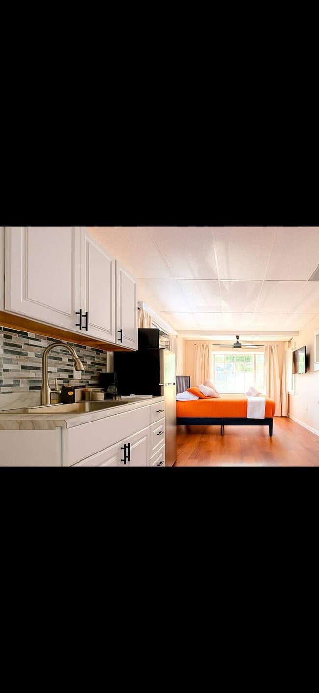 Building Photo - 904 15th St NE