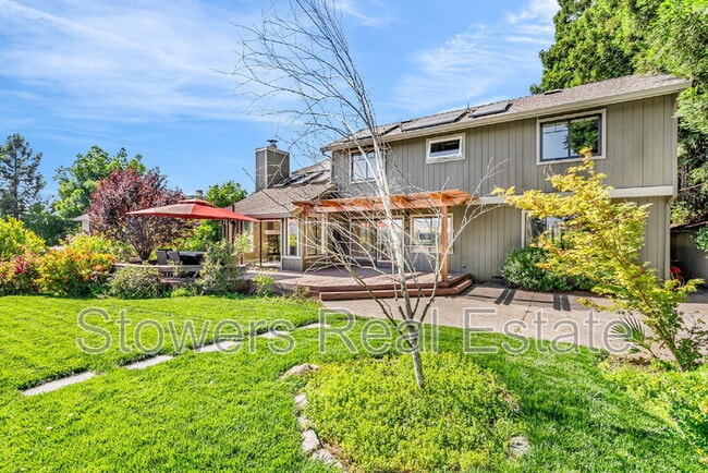 Building Photo - 325 Paraiso Dr