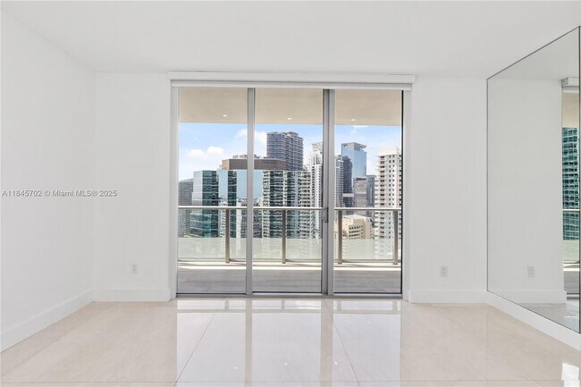 Building Photo - 1300 Brickell Bay Dr