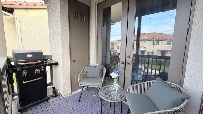 Building Photo - Chula Vista townhouse now available for rent