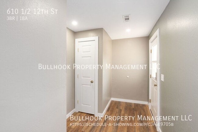 Building Photo - 610 1/2 12th St-