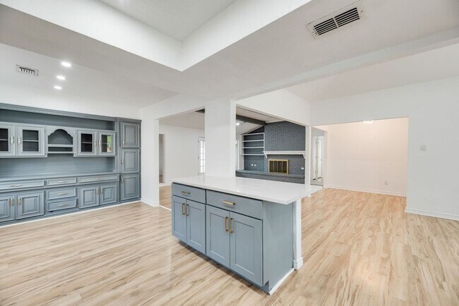 Building Photo - Spacious updated East Dallas home with open layout, flex suite, and easy access to White Rock Lake