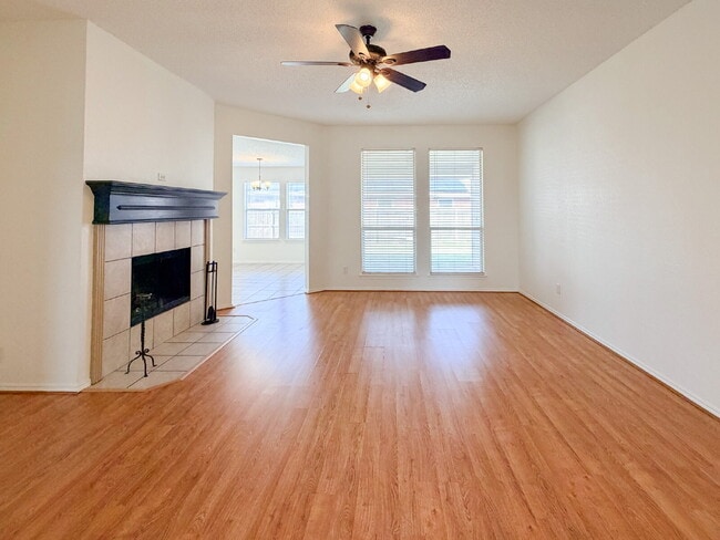 Building Photo - 3 Bedroom, 2 Bath Home in Crowley on Corner Lot