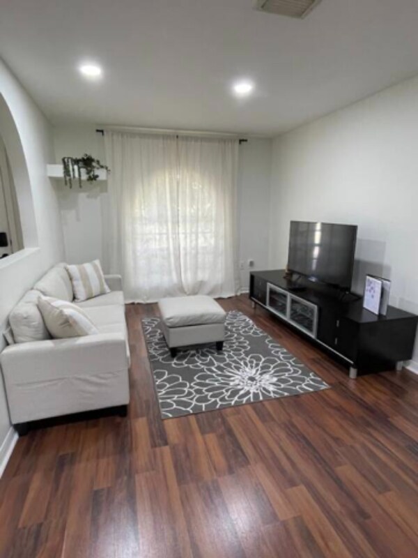Building Photo - 1115 Normandy Dr