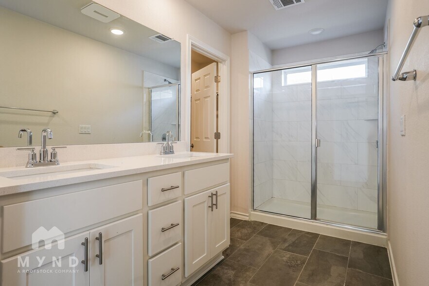 Building Photo - 2909 Salvidar Bend