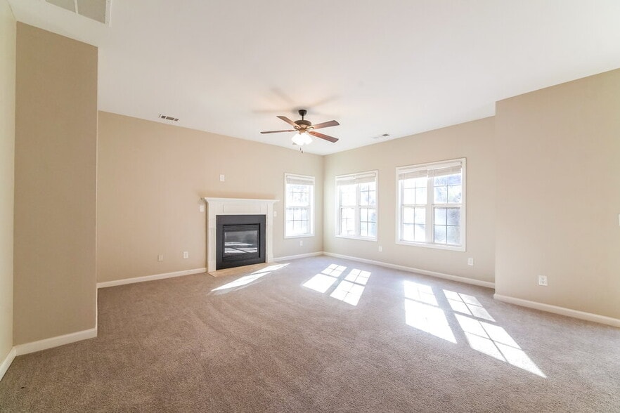 Building Photo - 5432 The Vyne Ave