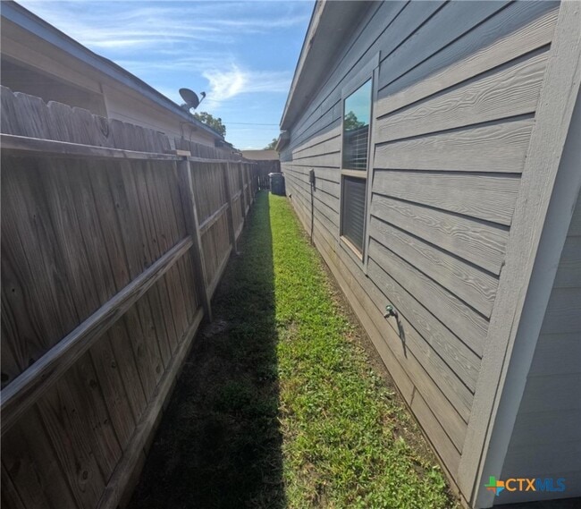 Building Photo - 2902 Lenora Dr