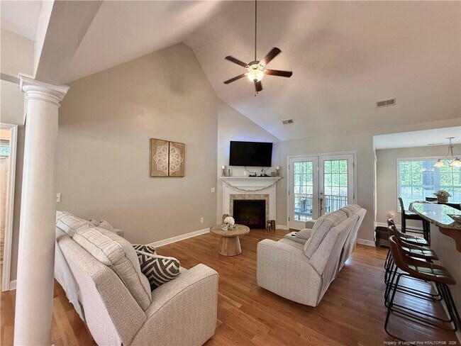 Building Photo - 275 Maplewood Dr