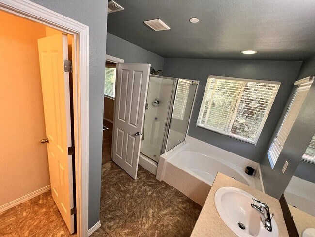Building Photo - Beautiful Spacious 4bd 2bath Available Oct...