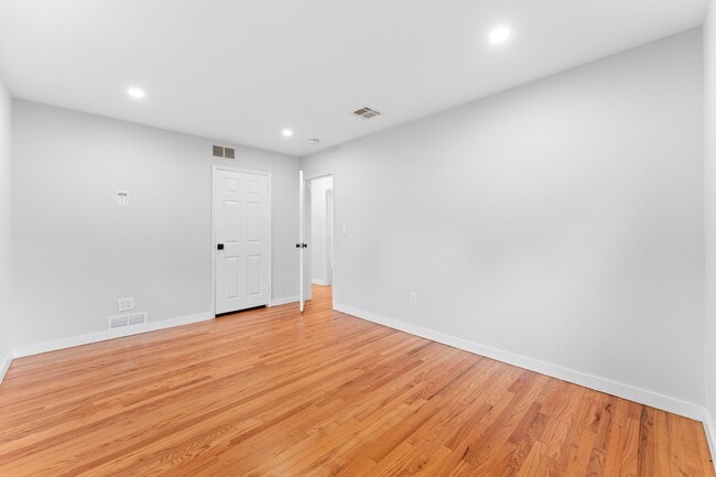 Building Photo - 8 Brook Way