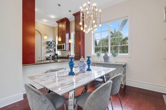 Building Photo - 285 SE 6th Ave