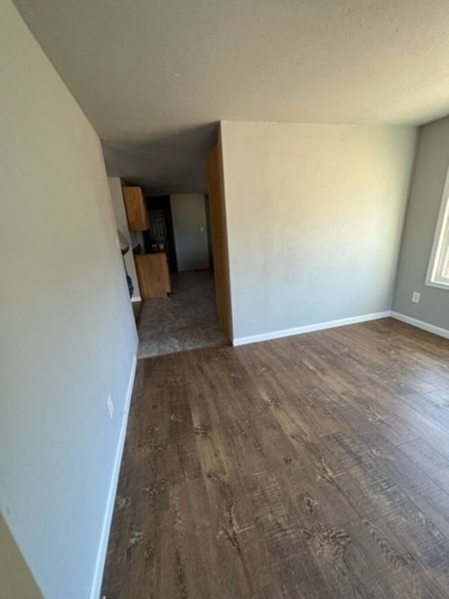 Building Photo - Large 3 Bedroom 2 Bath with Fenced Yard